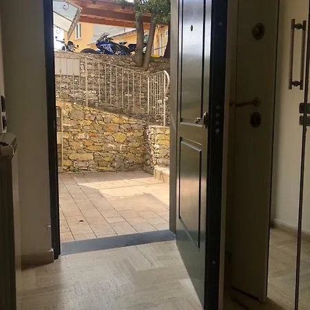 Indipendente In Privata Con Piscina E Giardino Janov